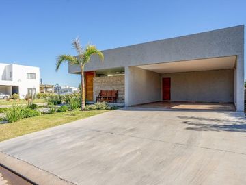 VENTA - Casa 3 Dormitorios, Quincho y Piscina - Barrio San Sebastián - Funes