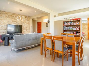 VENTA - Casa 3 Dormitorios, Quincho y Piscina - Barrio San Sebastián - Funes