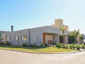 VENTA - Casa 3 Dormitorios, Quincho y Piscina - Barrio San Sebastián - Funes