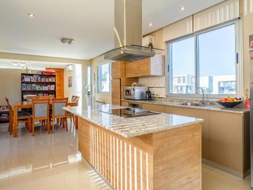 VENTA - Casa 3 Dormitorios, Quincho y Piscina - Barrio San Sebastián - Funes