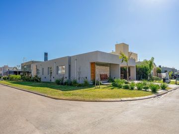 VENTA - Casa 3 Dormitorios, Quincho y Piscina - Barrio San Sebastián - Funes
