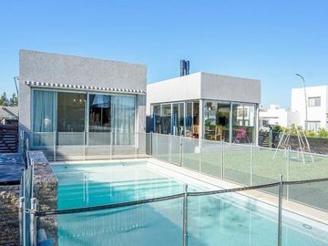 VENTA - Casa 3 Dormitorios, Quincho y Piscina - Barrio San Sebastián - Funes