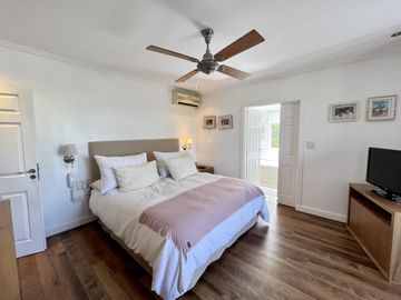 OPORTUNIDAD ! Impecable Casa  al Lago en Venta en Los Castores - Nordelta