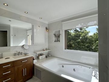 OPORTUNIDAD ! Impecable Casa  al Lago en Venta en Los Castores - Nordelta