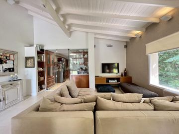 OPORTUNIDAD ! Impecable Casa  al Lago en Venta en Los Castores - Nordelta