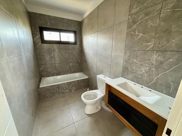 VENTA CASA EN SAN SEBASTIAN AREA 12 - 4 AMBIENTES
