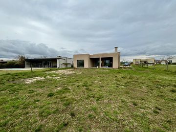 VENTA CASA EN SAN SEBASTIAN AREA 12 - 4 AMBIENTES