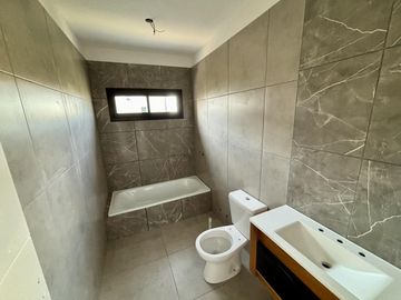 VENTA CASA EN SAN SEBASTIAN AREA 12 - 4 AMBIENTES