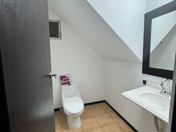 CASA EN VENTA EN FRAC. VILLAS DE SAN CRISTOBAL, SAN NICOLAS DE LOS GARZA