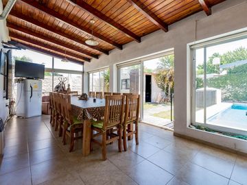 VENTA/PERMUTA - Casa de 2 Dormitorios con Jardín y Pileta - Fisherton, Rosario.