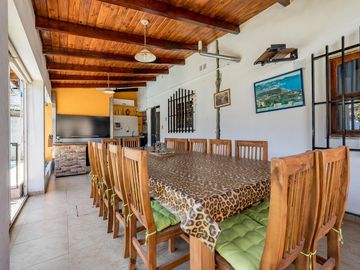 VENTA/PERMUTA - Casa de 2 Dormitorios con Jardín y Pileta - Fisherton, Rosario.