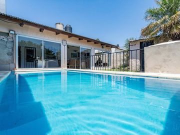 VENTA/PERMUTA - Casa de 2 Dormitorios con Jardín y Pileta - Fisherton, Rosario.