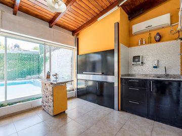VENTA/PERMUTA - Casa de 2 Dormitorios con Jardín y Pileta - Fisherton, Rosario.