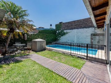 VENTA/PERMUTA - Casa de 2 Dormitorios con Jardín y Pileta - Fisherton, Rosario.