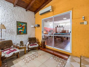 VENTA/PERMUTA - Casa de 2 Dormitorios con Jardín y Pileta - Fisherton, Rosario.
