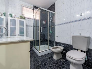 VENTA/PERMUTA - Casa de 2 Dormitorios con Jardín y Pileta - Fisherton, Rosario.