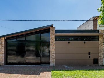 VENTA/PERMUTA - Casa de 2 Dormitorios con Jardín y Pileta - Fisherton, Rosario.