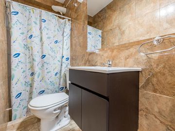 VENTA/PERMUTA - Casa de 2 Dormitorios con Jardín y Pileta - Fisherton, Rosario.