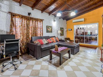 VENTA/PERMUTA - Casa de 2 Dormitorios con Jardín y Pileta - Fisherton, Rosario.