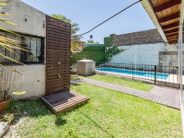 VENTA/PERMUTA - Casa de 2 Dormitorios con Jardín y Pileta - Fisherton, Rosario.