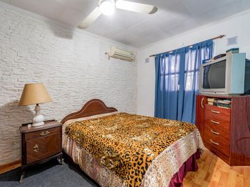 VENTA/PERMUTA - Casa de 2 Dormitorios con Jardín y Pileta - Fisherton, Rosario.