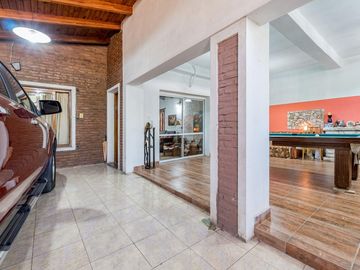 VENTA/PERMUTA - Casa de 2 Dormitorios con Jardín y Pileta - Fisherton, Rosario.