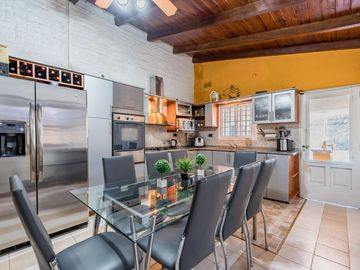 VENTA/PERMUTA - Casa de 2 Dormitorios con Jardín y Pileta - Fisherton, Rosario.