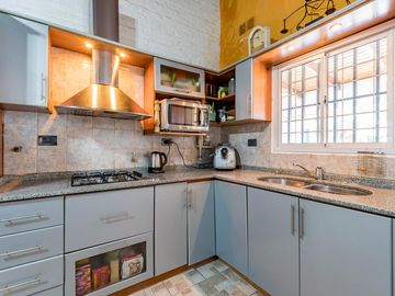 VENTA/PERMUTA - Casa de 2 Dormitorios con Jardín y Pileta - Fisherton, Rosario.