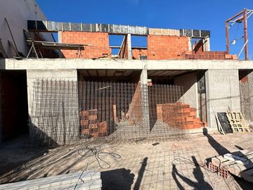 Venta de duplex en pozo en Plottier