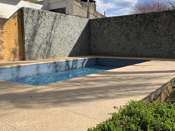 Casa 5 dormitorios con 2 cocheras - Pellegrini 1500  - Funes | Venta
