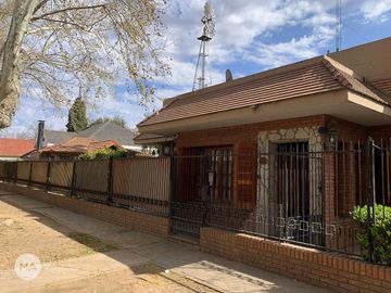 Casa 5 dormitorios con 2 cocheras - Pellegrini 1500  - Funes | Venta