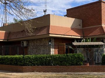 Casa 5 dormitorios con 2 cocheras - Pellegrini 1500  - Funes | Venta