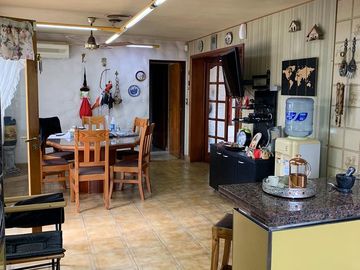 Casa 5 dormitorios con 2 cocheras - Pellegrini 1500  - Funes | Venta