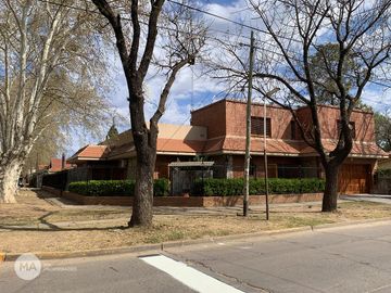 Casa 5 dormitorios con 2 cocheras - Pellegrini 1500  - Funes | Venta