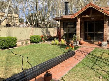 Casa 5 dormitorios con 2 cocheras - Pellegrini 1500  - Funes | Venta