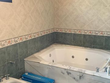 Casa 5 dormitorios con 2 cocheras - Pellegrini 1500  - Funes | Venta