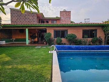 Venta de Casa Colonial Tipo Hacienda en Yautepec Mor.Ideal para Renta Vacacional