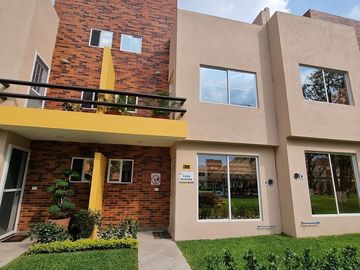 Casa en venta con roof garden,  asador y jardín privado en  Yautepec, Mor..