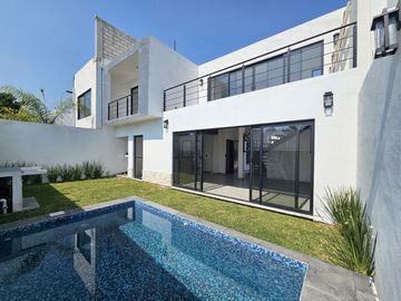 Casa con alberca, 3 recamaras en venta en Yautepec en el barrio de Ixtlahuacán