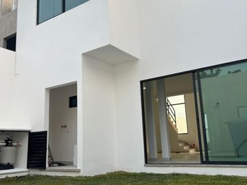 EN VENTA, CASA CON ALBERCA EN OAXTEPEC, MORELOS