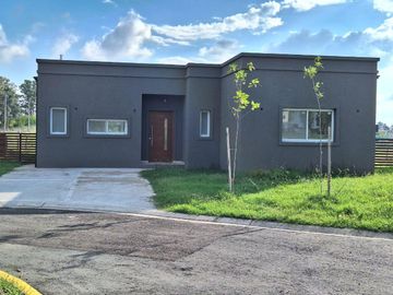 Casa de 3 dormitorios a estrenar en 7 meses Barrio Santa Elisa - Pilar del Este