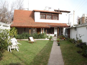 Casa en  Venta-Villa Devoto-5 amb- jardin- cochera