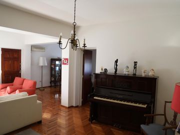 Casa en  Venta-Villa Devoto-5 amb- jardin- cochera