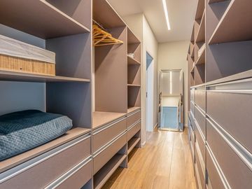 CASA - VENTA - 6 AMB - SUITES - COCHERA - JARDIN - PISCINA - BELEN DE ESCOBAR