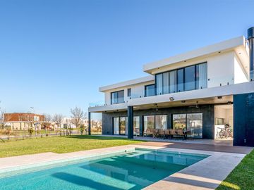 CASA - VENTA - 6 AMB - SUITES - COCHERA - JARDIN - PISCINA - BELEN DE ESCOBAR