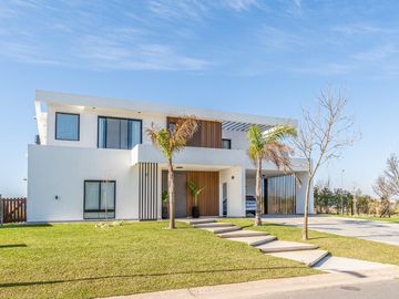 CASA - VENTA - 6 AMB - SUITES - COCHERA - JARDIN - PISCINA - BELEN DE ESCOBAR