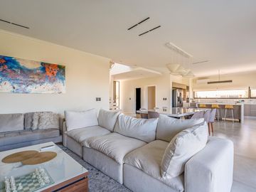 CASA - VENTA - 6 AMB - SUITES - COCHERA - JARDIN - PISCINA - BELEN DE ESCOBAR