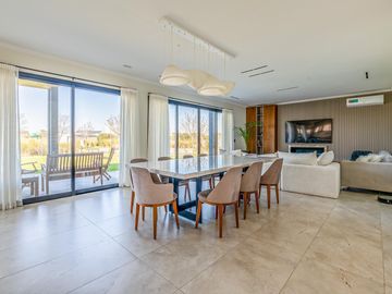 CASA - VENTA - 6 AMB - SUITES - COCHERA - JARDIN - PISCINA - BELEN DE ESCOBAR
