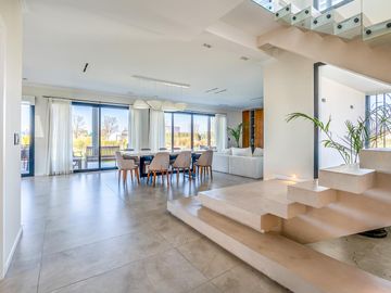 CASA - VENTA - 6 AMB - SUITES - COCHERA - JARDIN - PISCINA - BELEN DE ESCOBAR