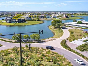 CASA - VENTA - 6 AMB - SUITES - COCHERA - JARDIN - PISCINA - BELEN DE ESCOBAR